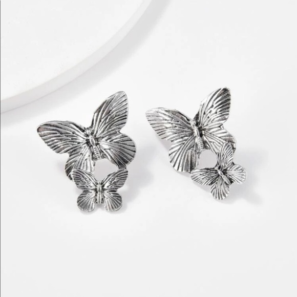 3/$30 🤍 Elegant Butterfly Metal Stud Earrings - Picture 5 of 7